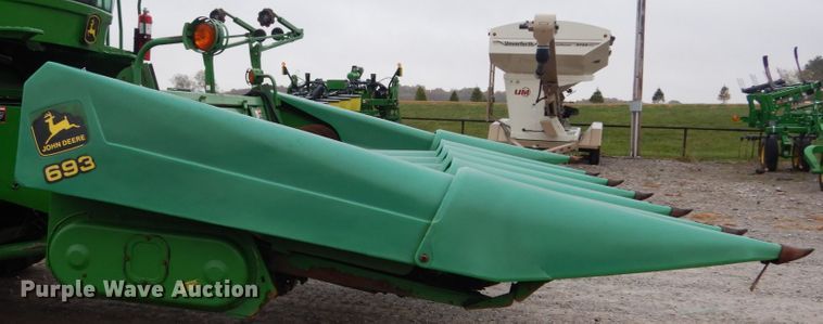 image for item DH2226 1995 John Deere 693 corn head