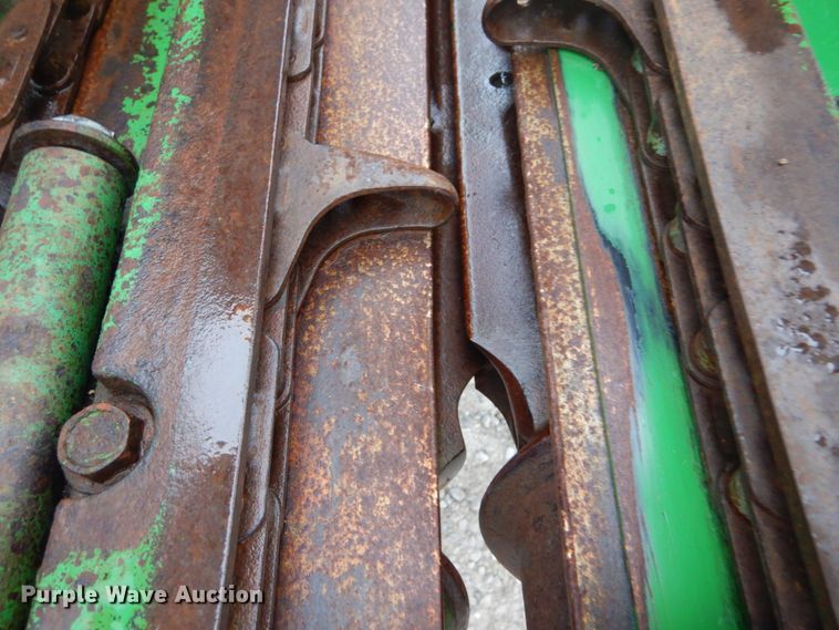 image for item DH2226 1995 John Deere 693 corn head