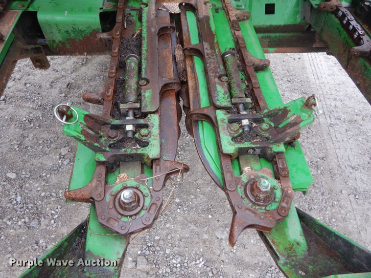 image for item DH2226 1995 John Deere 693 corn head