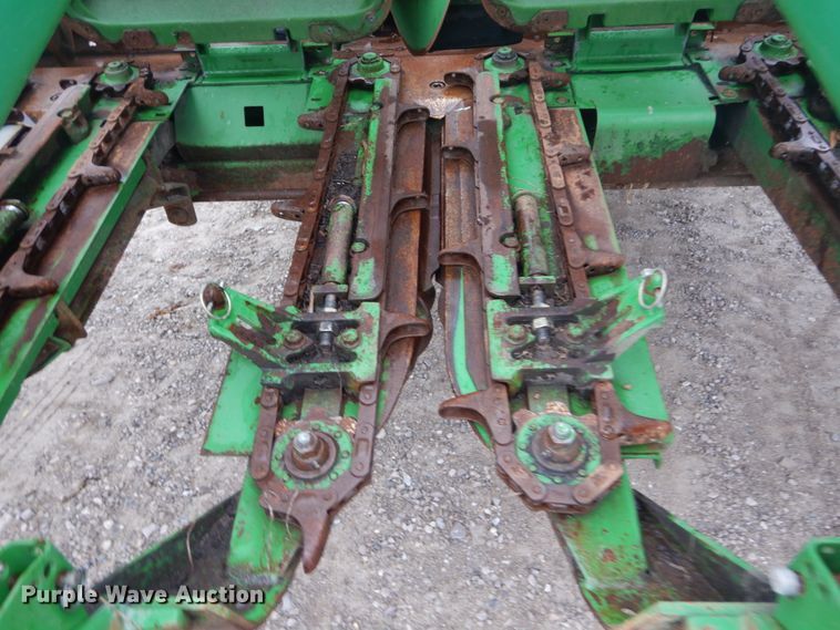 image for item DH2226 1995 John Deere 693 corn head