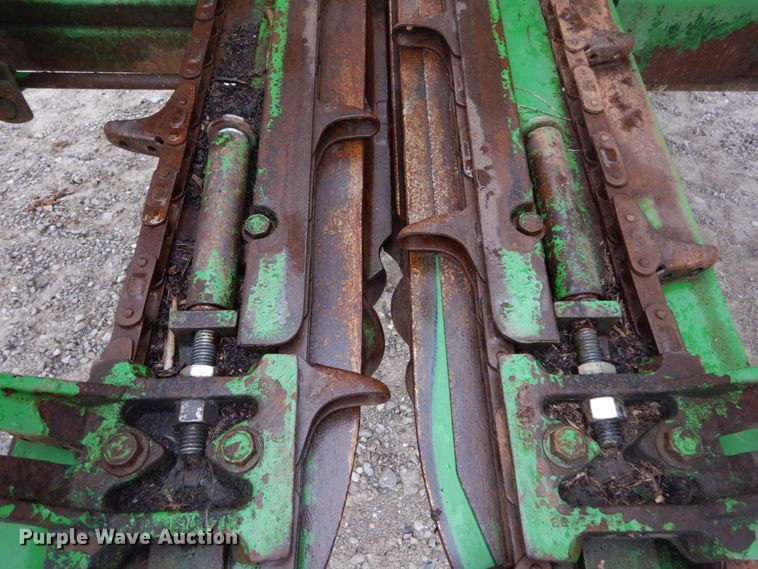 image for item DH2226 1995 John Deere 693 corn head