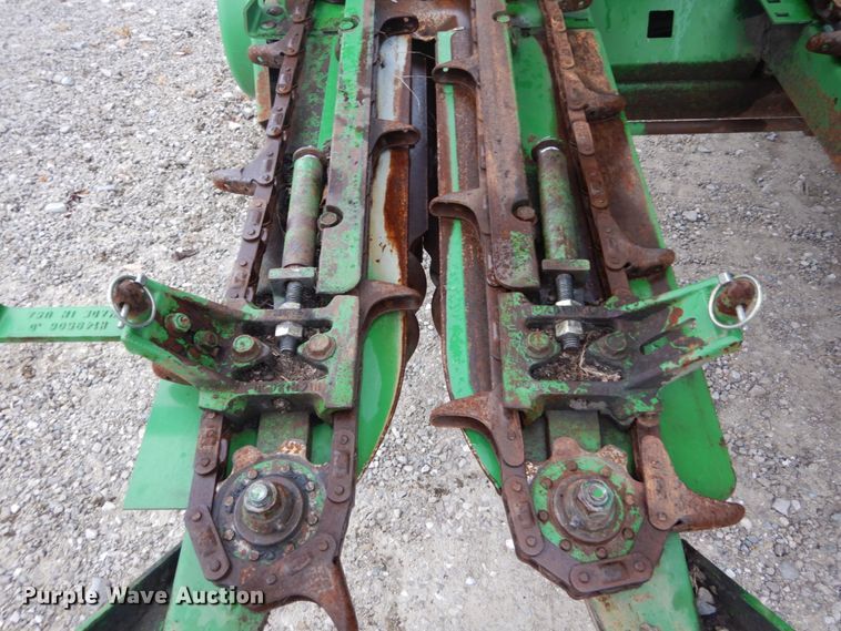 image for item DH2226 1995 John Deere 693 corn head