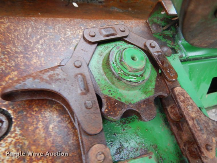 image for item DH2226 1995 John Deere 693 corn head