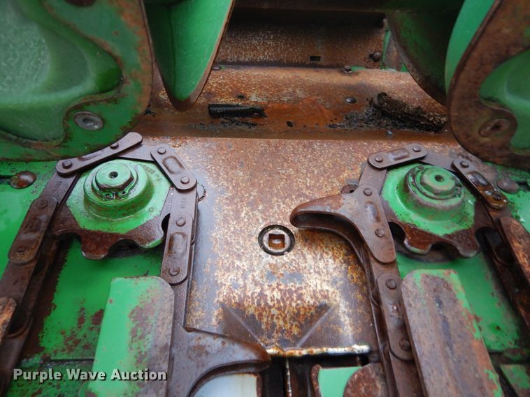 image for item DH2226 1995 John Deere 693 corn head