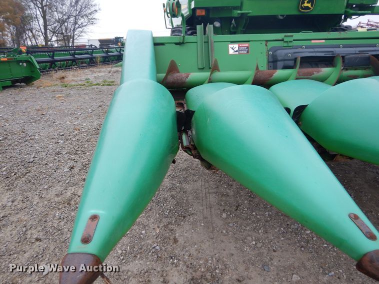 image for item DH2226 1995 John Deere 693 corn head