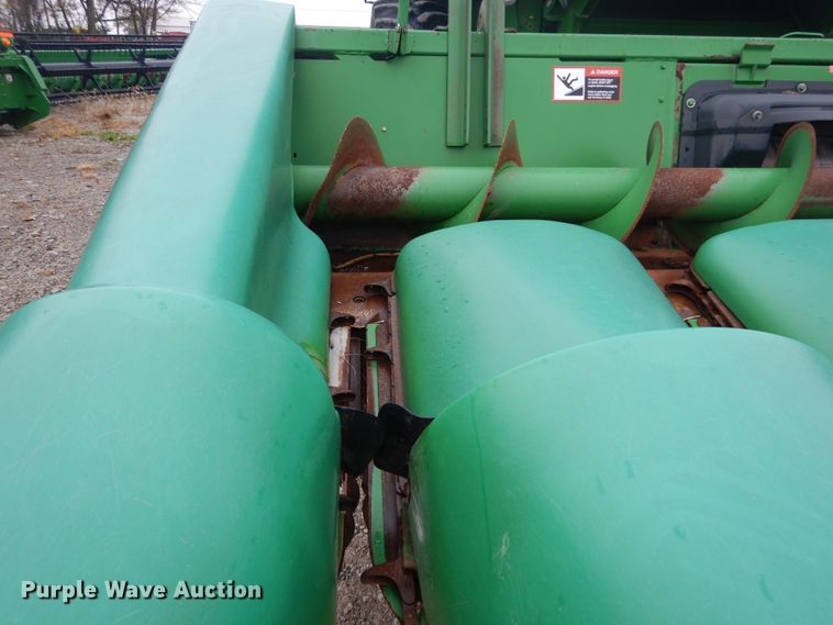 image for item DH2226 1995 John Deere 693 corn head