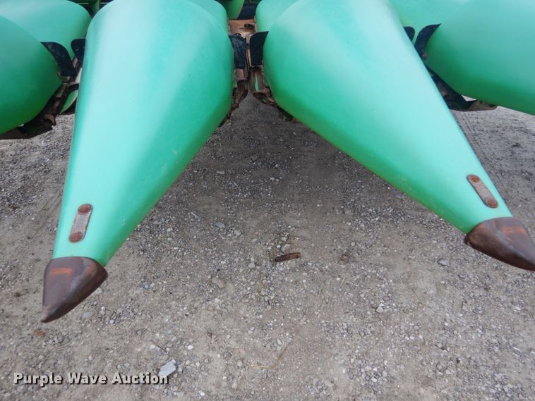 image for item DH2226 1995 John Deere 693 corn head