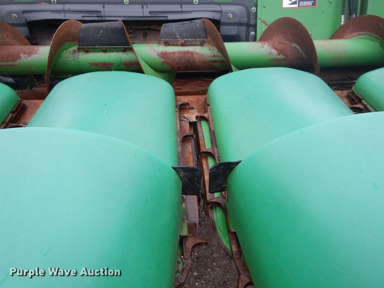 image for item DH2226 1995 John Deere 693 corn head