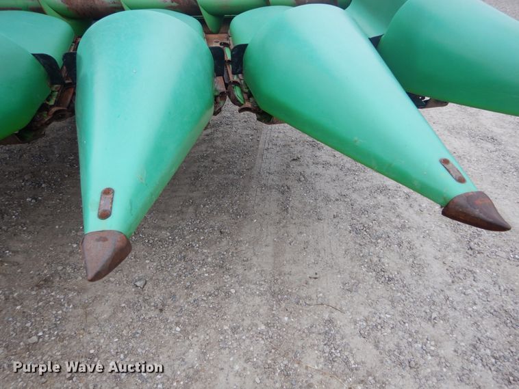 image for item DH2226 1995 John Deere 693 corn head