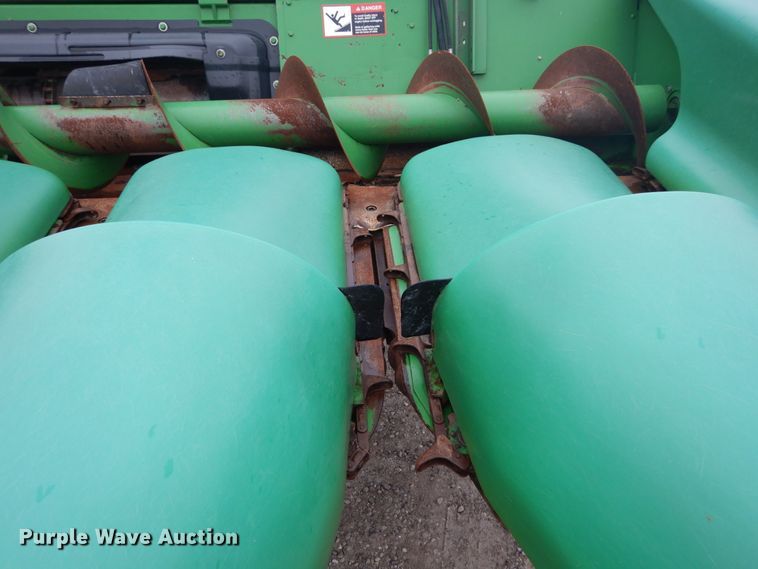 image for item DH2226 1995 John Deere 693 corn head