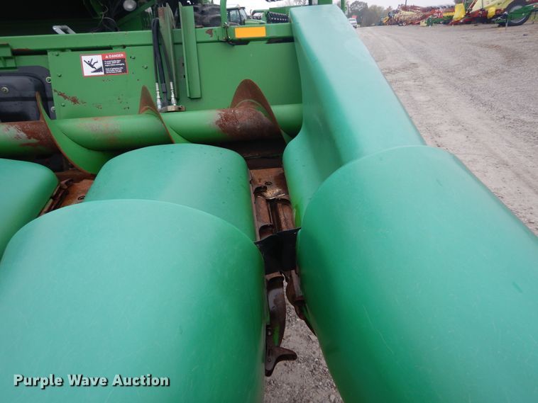 image for item DH2226 1995 John Deere 693 corn head