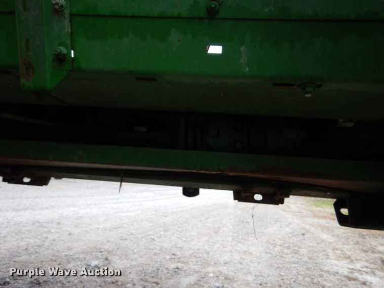 image for item DH2226 1995 John Deere 693 corn head