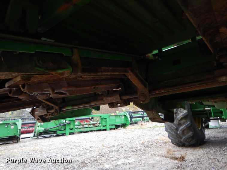 image for item DH2226 1995 John Deere 693 corn head