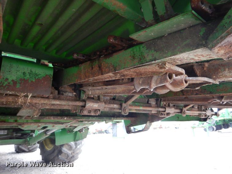image for item DH2226 1995 John Deere 693 corn head