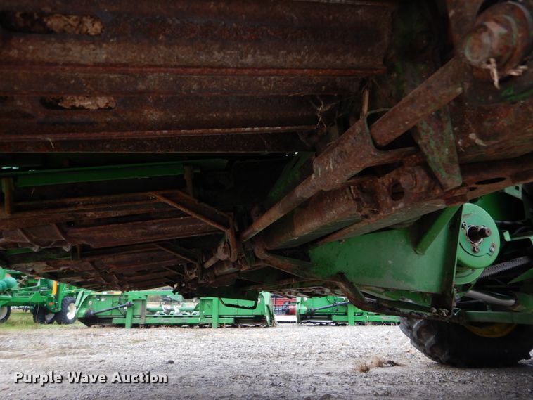 image for item DH2226 1995 John Deere 693 corn head