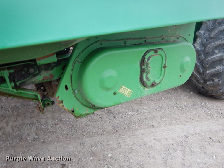 image for item DH2226 1995 John Deere 693 corn head