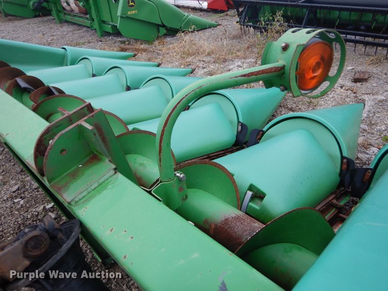 image for item DH2226 1995 John Deere 693 corn head