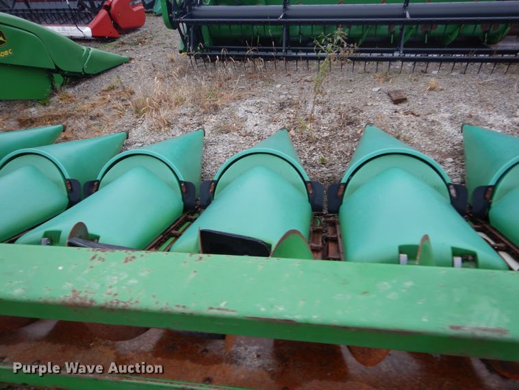 image for item DH2226 1995 John Deere 693 corn head