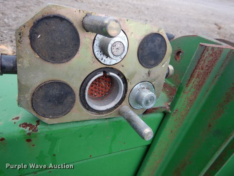 image for item DH2226 1995 John Deere 693 corn head