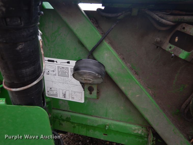image for item DH2226 1995 John Deere 693 corn head