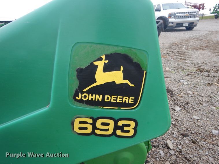 image for item DH2226 1995 John Deere 693 corn head