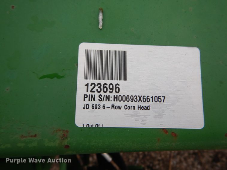 image for item DH2226 1995 John Deere 693 corn head