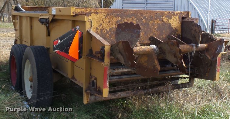 image for item DH7766 Knight 1040 manure spreader