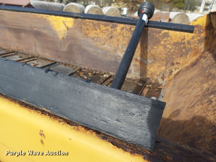 image for item DH7766 Knight 1040 manure spreader