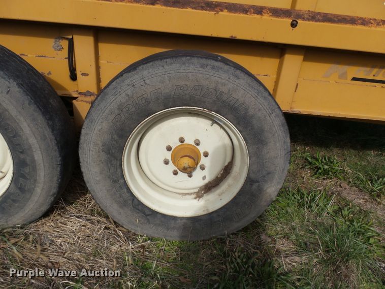 image for item DH7766 Knight 1040 manure spreader