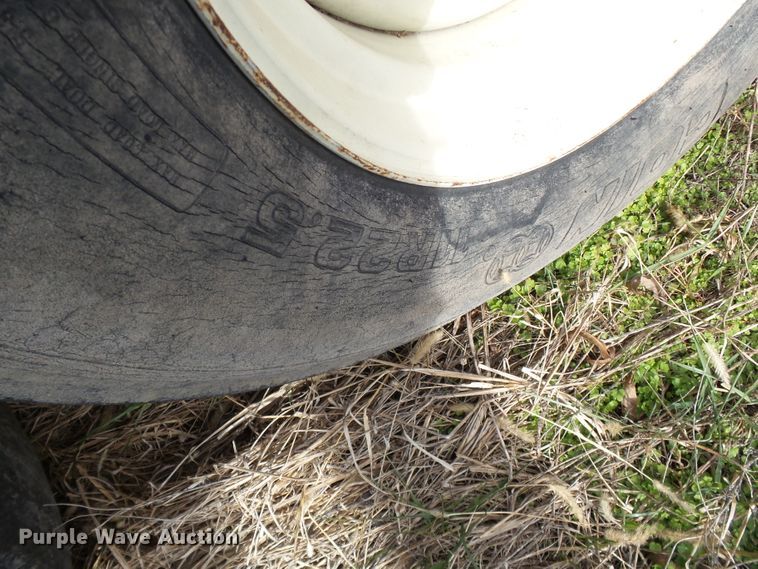 image for item DH7766 Knight 1040 manure spreader