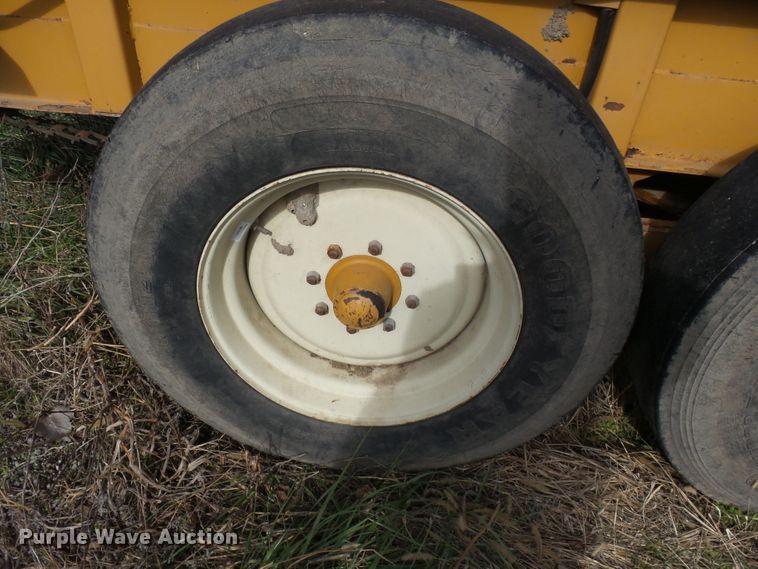 image for item DH7766 Knight 1040 manure spreader