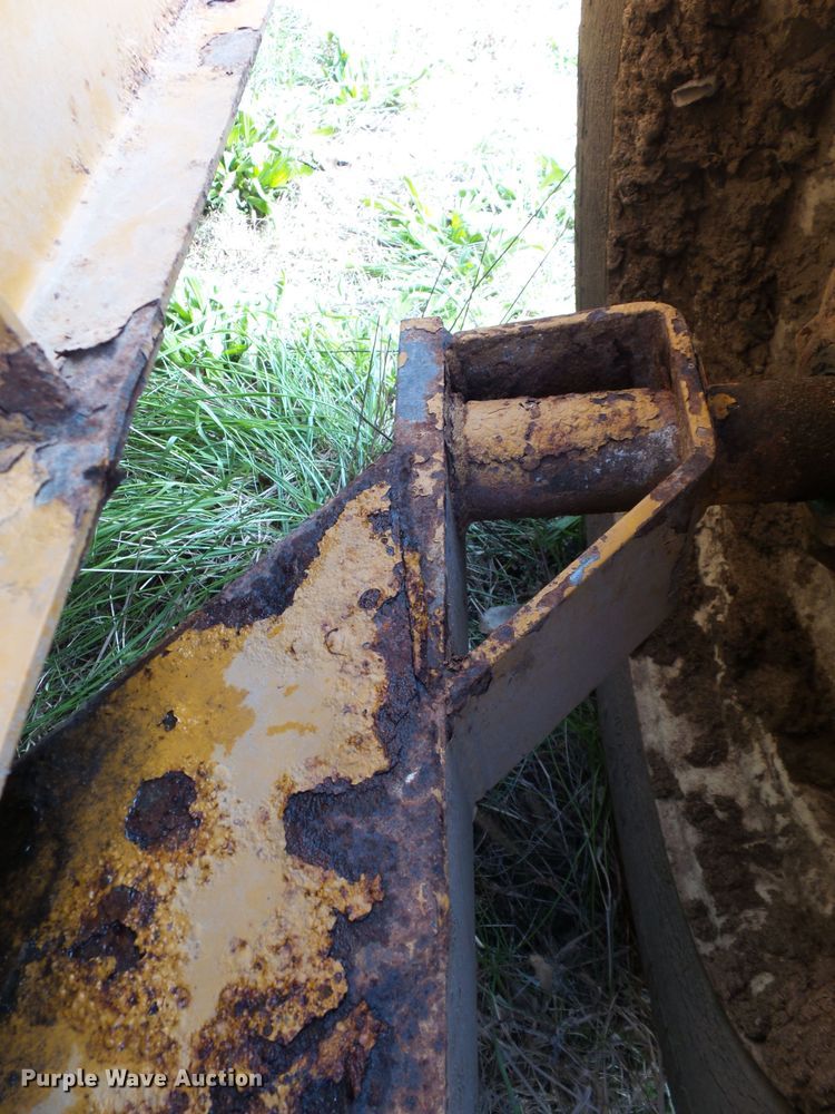 image for item DH7766 Knight 1040 manure spreader