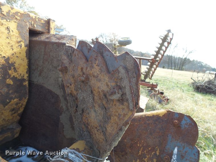 image for item DH7766 Knight 1040 manure spreader