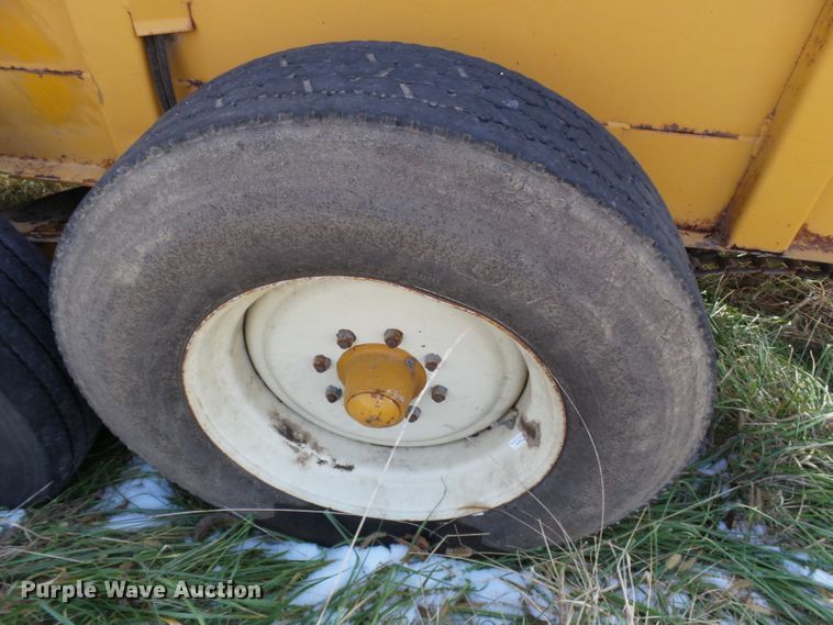 image for item DH7766 Knight 1040 manure spreader