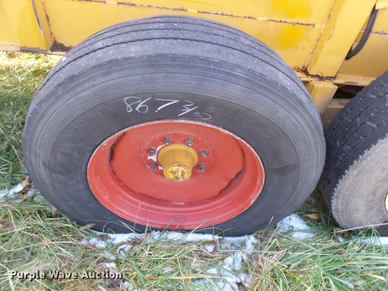 image for item DH7766 Knight 1040 manure spreader