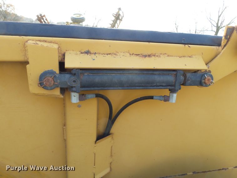 image for item DH7766 Knight 1040 manure spreader