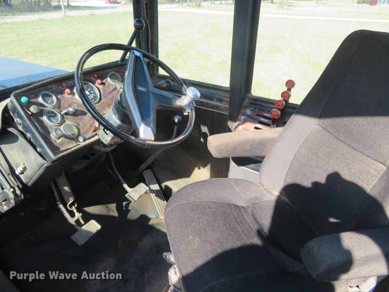 image for item EQ9384 1980 Versatile 895 4WD tractor