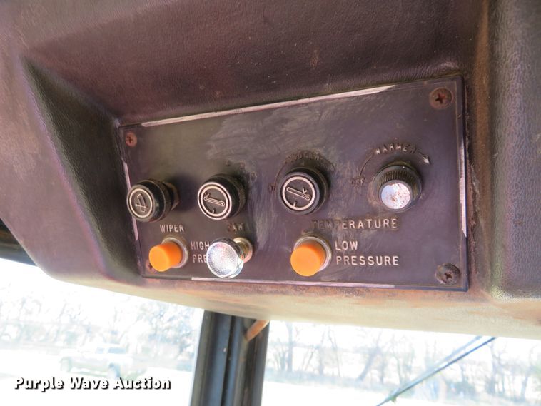 image for item EQ9384 1980 Versatile 895 4WD tractor