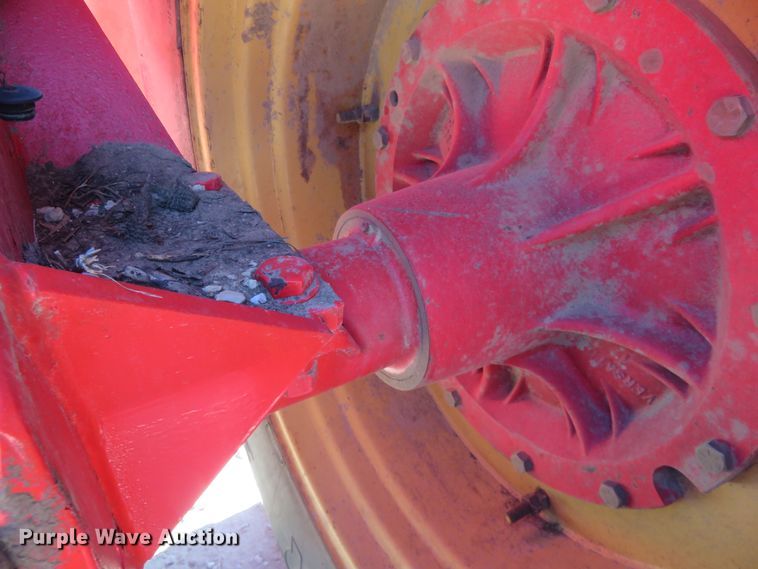 image for item EQ9384 1980 Versatile 895 4WD tractor