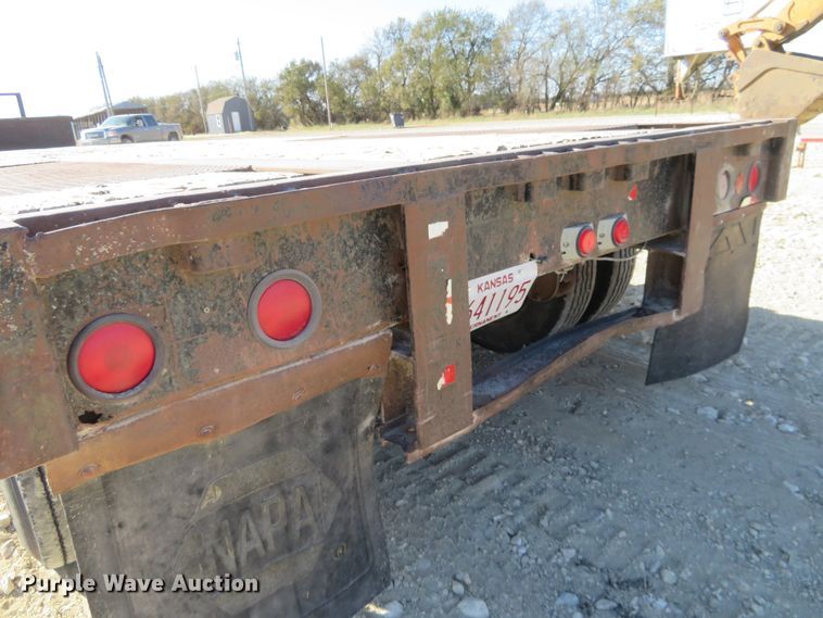 image for item EQ9385 1984 Great Dane drop deck trailer