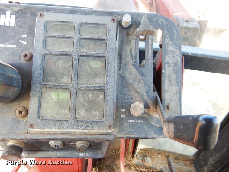 image for item FA9841 International 1586 tractor