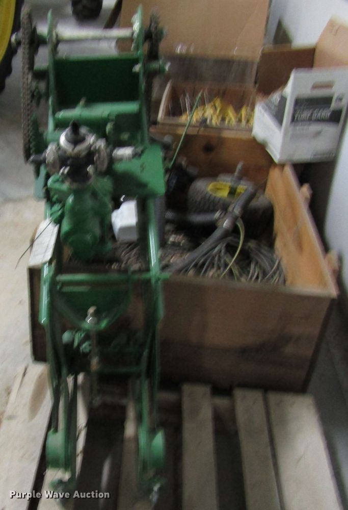 image for item FO9407 John Deere LM2455JD fertilizer system