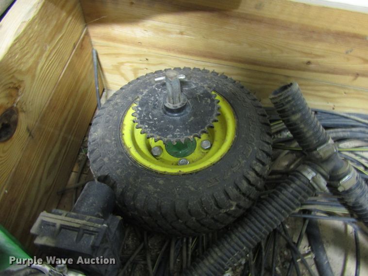 image for item FO9407 John Deere LM2455JD fertilizer system