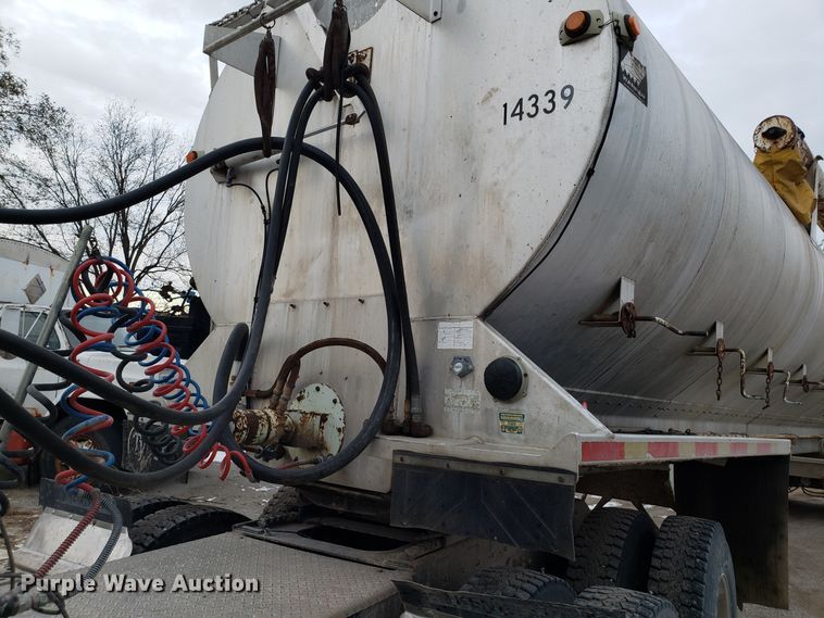 image for item FW9547 2000 Warren AT-36-SER9 feed delivery trailer