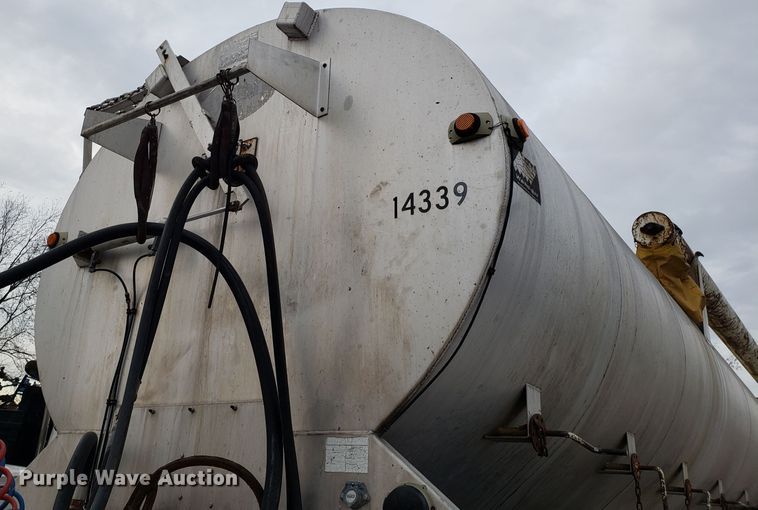 image for item FW9547 2000 Warren AT-36-SER9 feed delivery trailer