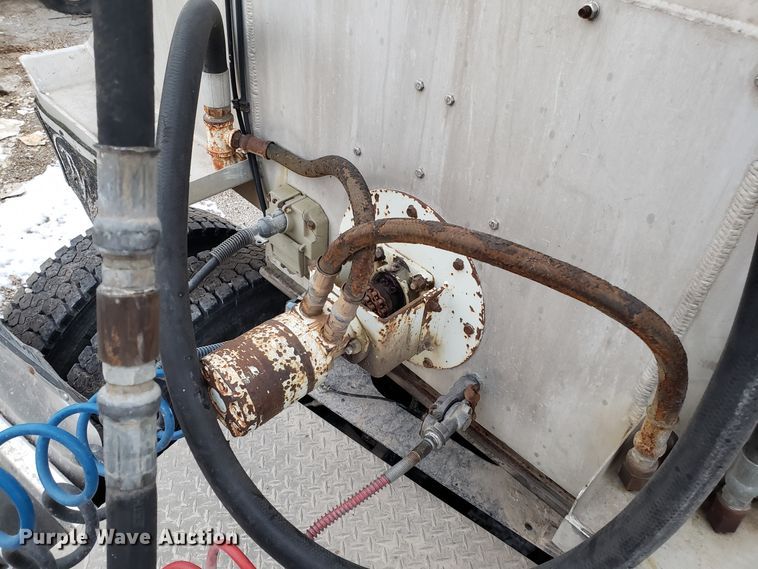 image for item FW9547 2000 Warren AT-36-SER9 feed delivery trailer