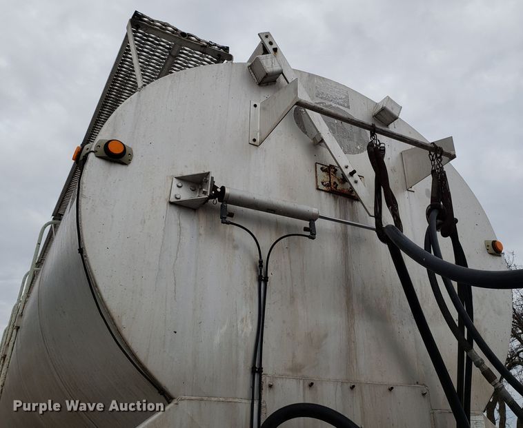 image for item FW9547 2000 Warren AT-36-SER9 feed delivery trailer