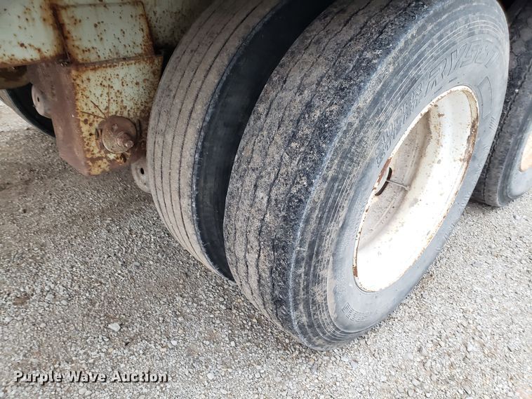 image for item FW9547 2000 Warren AT-36-SER9 feed delivery trailer