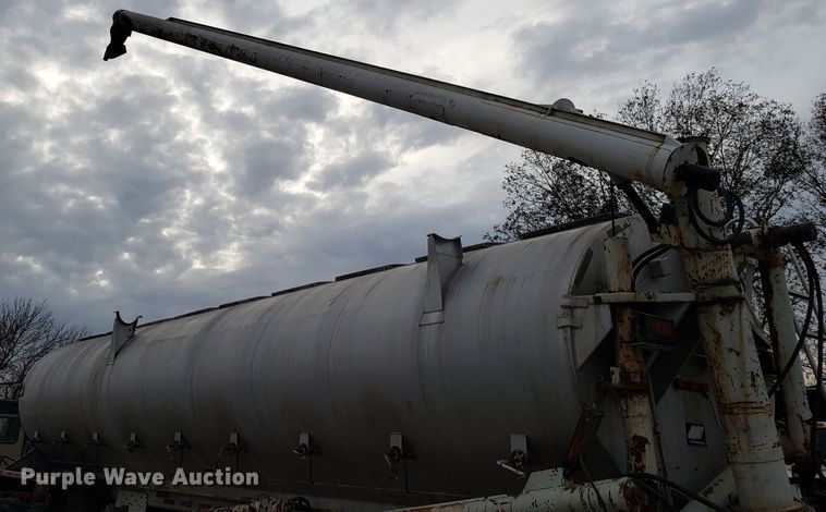 image for item FW9547 2000 Warren AT-36-SER9 feed delivery trailer