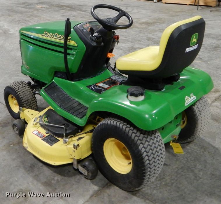 image for item GC9366 2003 John Deere LX277 lawn mower